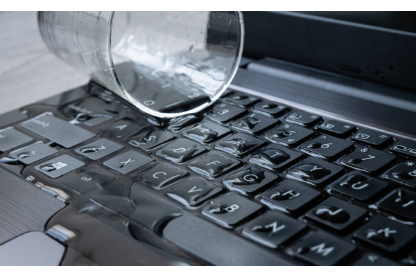 Відключати чи сушити? Правильні дії після залиття комп’ютера